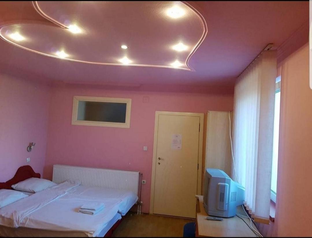 Viktorija Nova Hotel Kanjiza Exterior photo